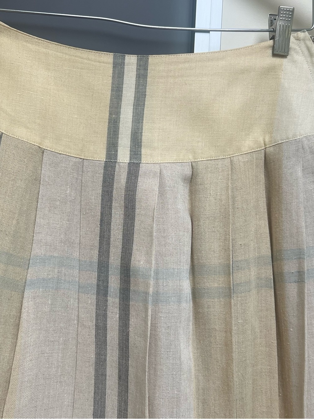Ann Taylor linen blend pleated skirt size 12 in great condition. - Picture 2 of 5